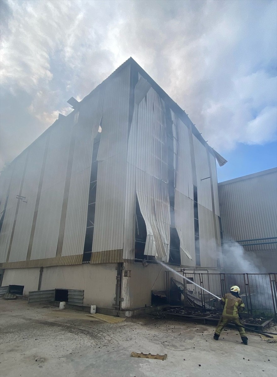İzmir'in Aliağa ilçesinde bir fabrikada meydana gelen patlamada 1 işçi yaşamını yitirdi, 4 işçi...