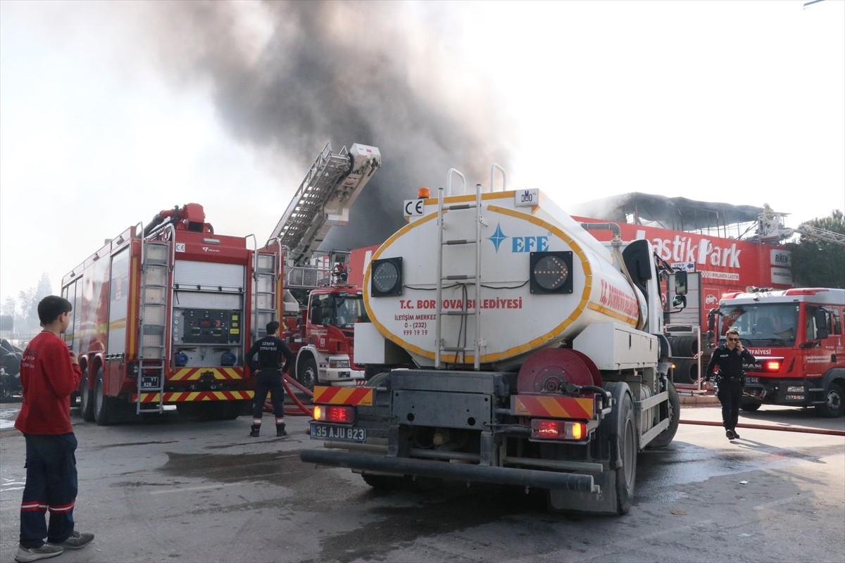 İzmir'in Bornova ilçesinde oto lastik satış ve bakımının yapıldığı iş yerinde çıkan yangın itfaiye...