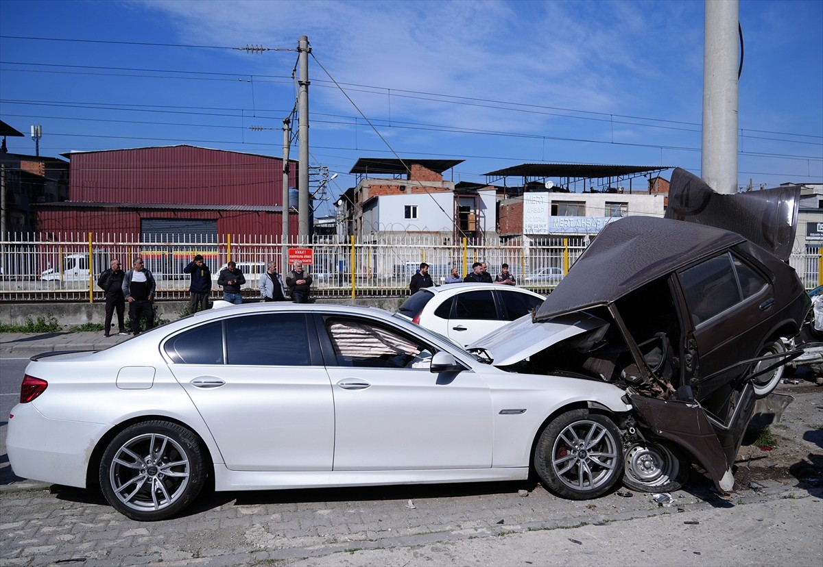 İzmir'in Buca ilçesinde park halindeki 5 araca çarpan otomobilin sürücüsü yaralandı. Otomobilin...
