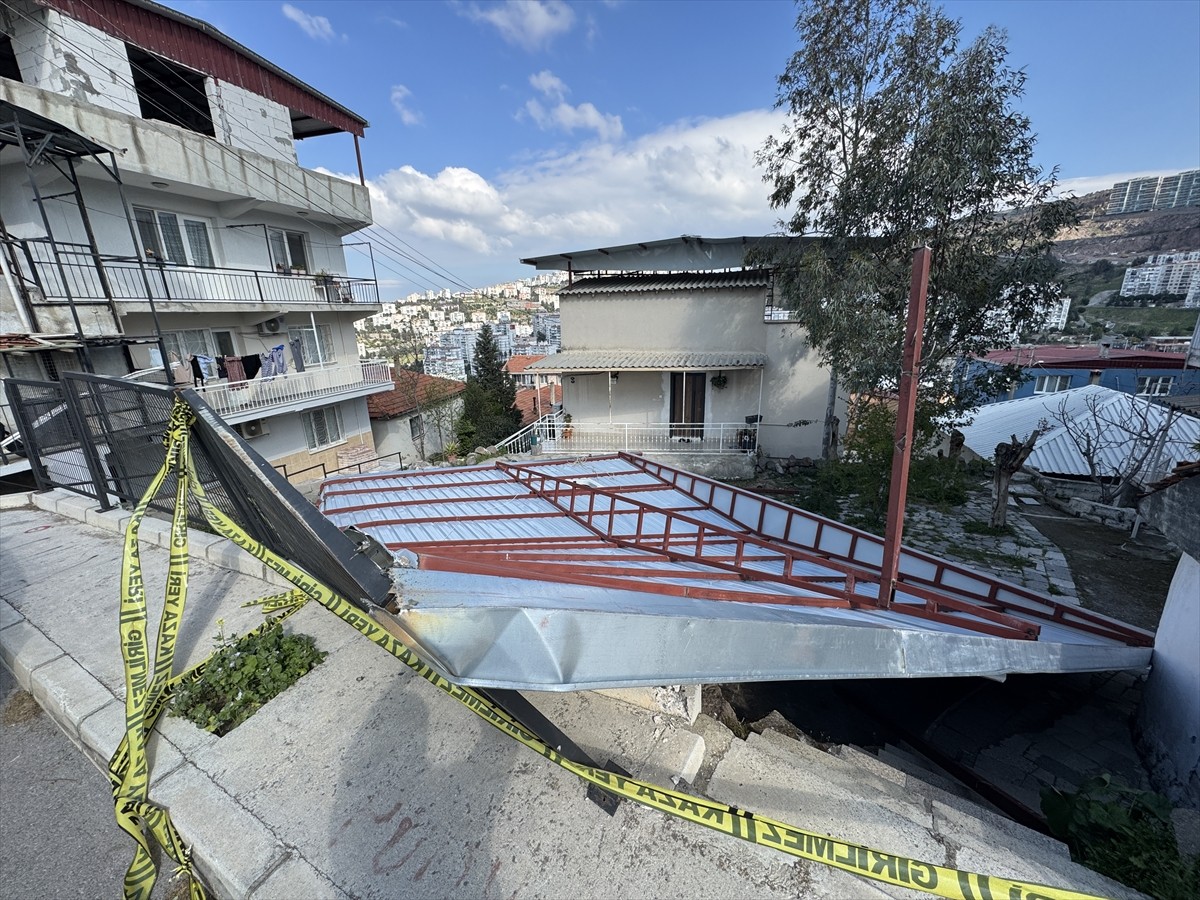 İzmir'in Çiğli ilçesinde şiddetli rüzgarın etkisiyle, tamir ettikleri çatıdan düşerek hayatını...
