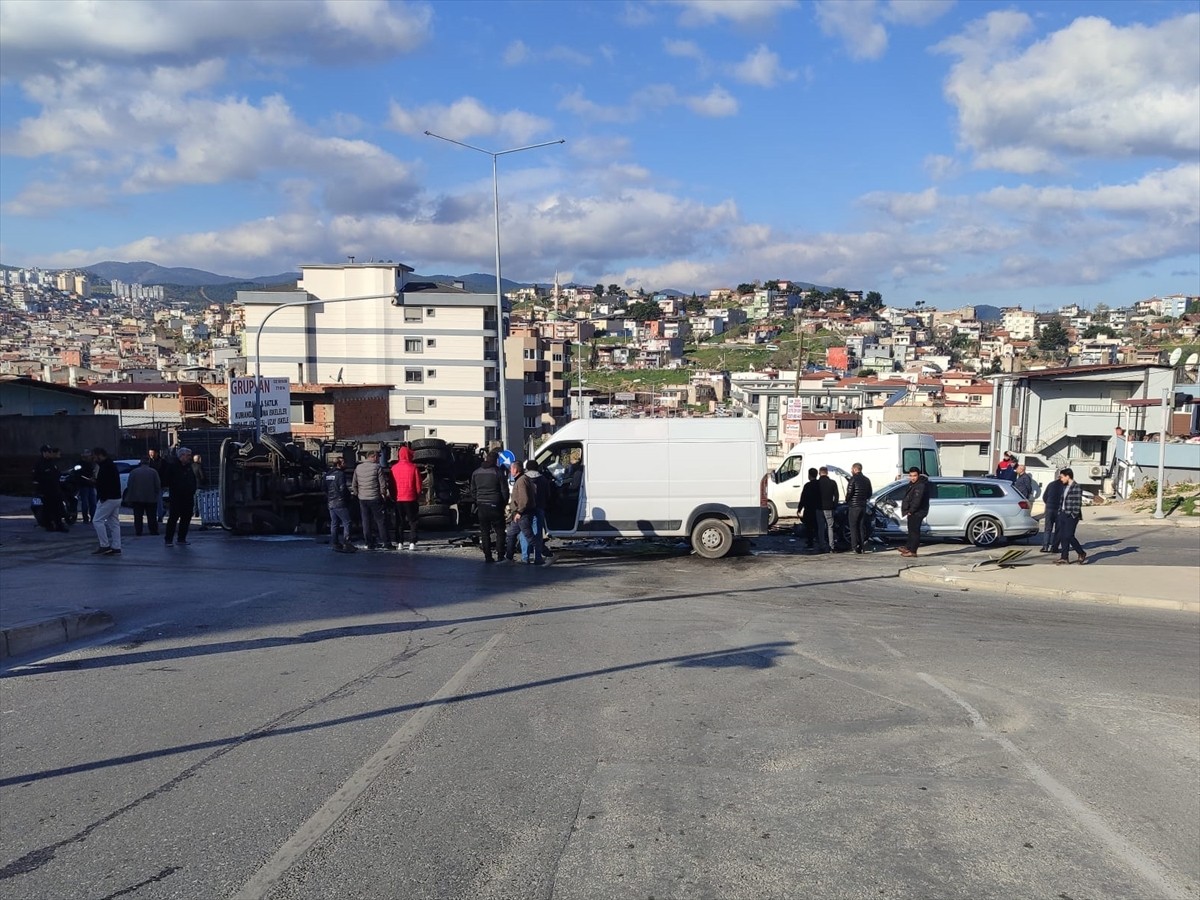 İzmir'in Karabağlar ilçesinde bir otomobil, bir panelvan ve bir kamyonet olmak üzere 3 araç...