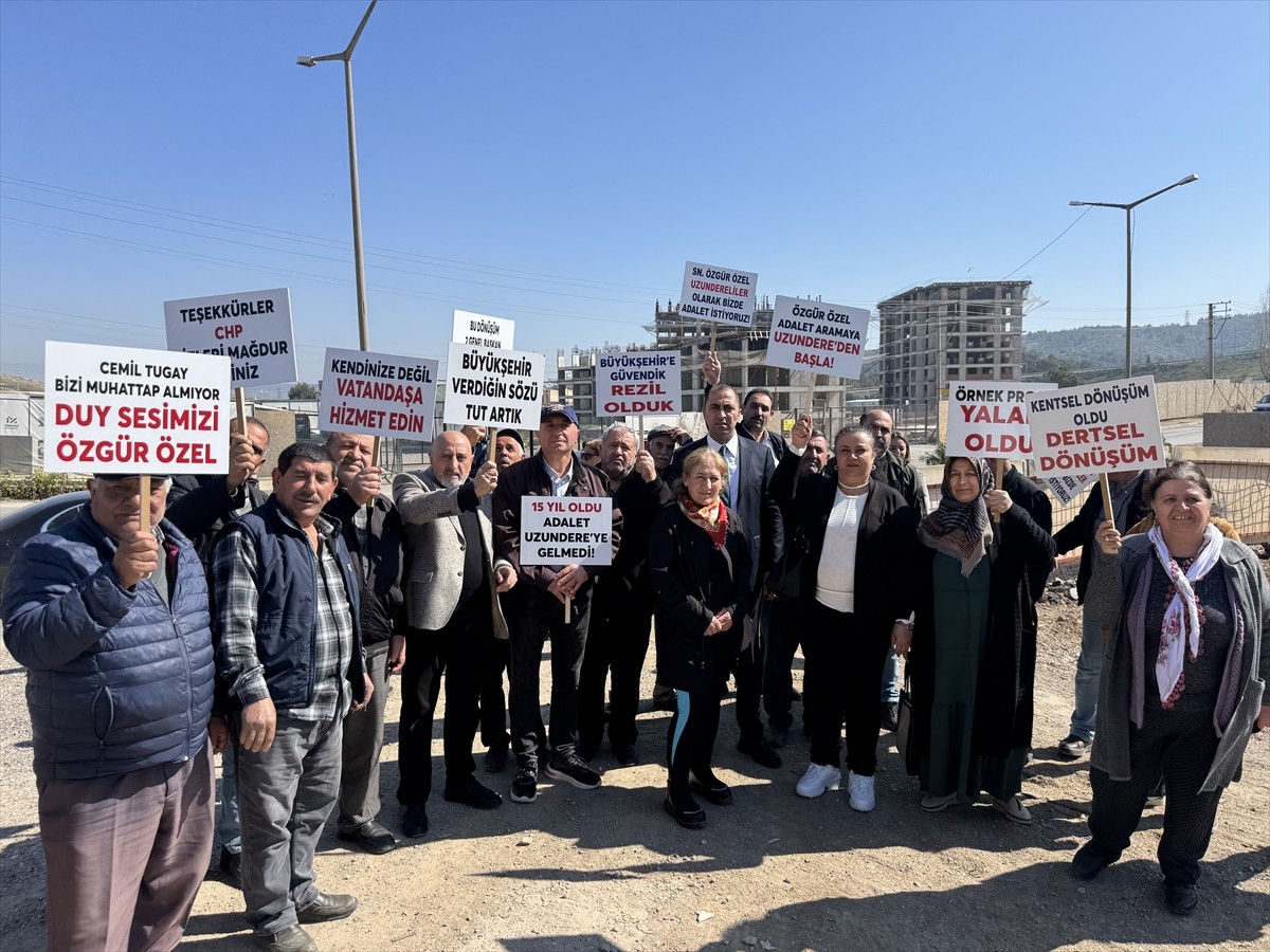 İzmir'in Karabağlar ilçesinde Uzundere Kentsel Dönüşüm Projesi'nin 3 ve 4. etap hak sahipleri...