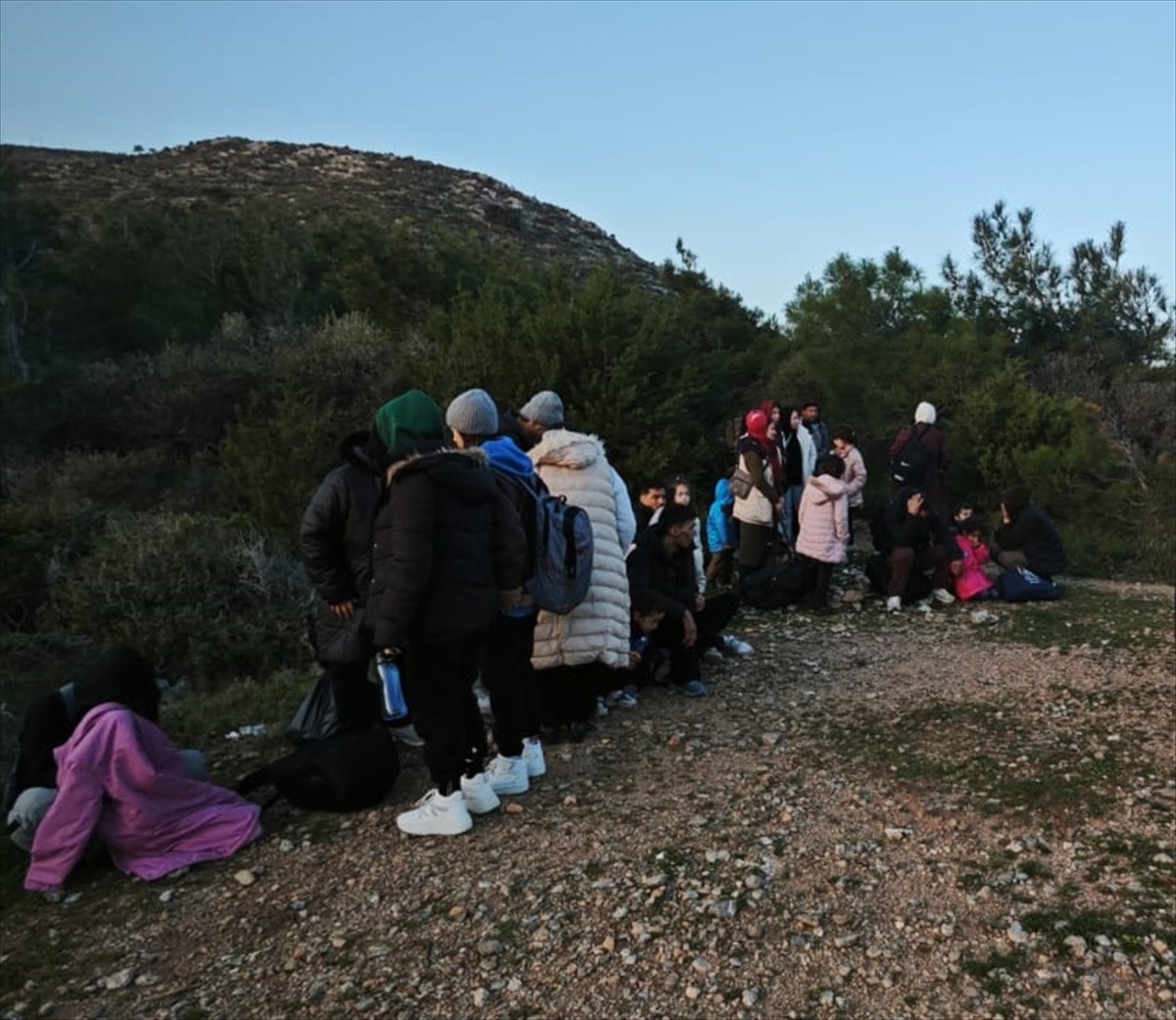 İzmir'in Karaburun ve Foça ilçelerinde 15'i çocuk 32 düzensiz göçmen yakalandı.