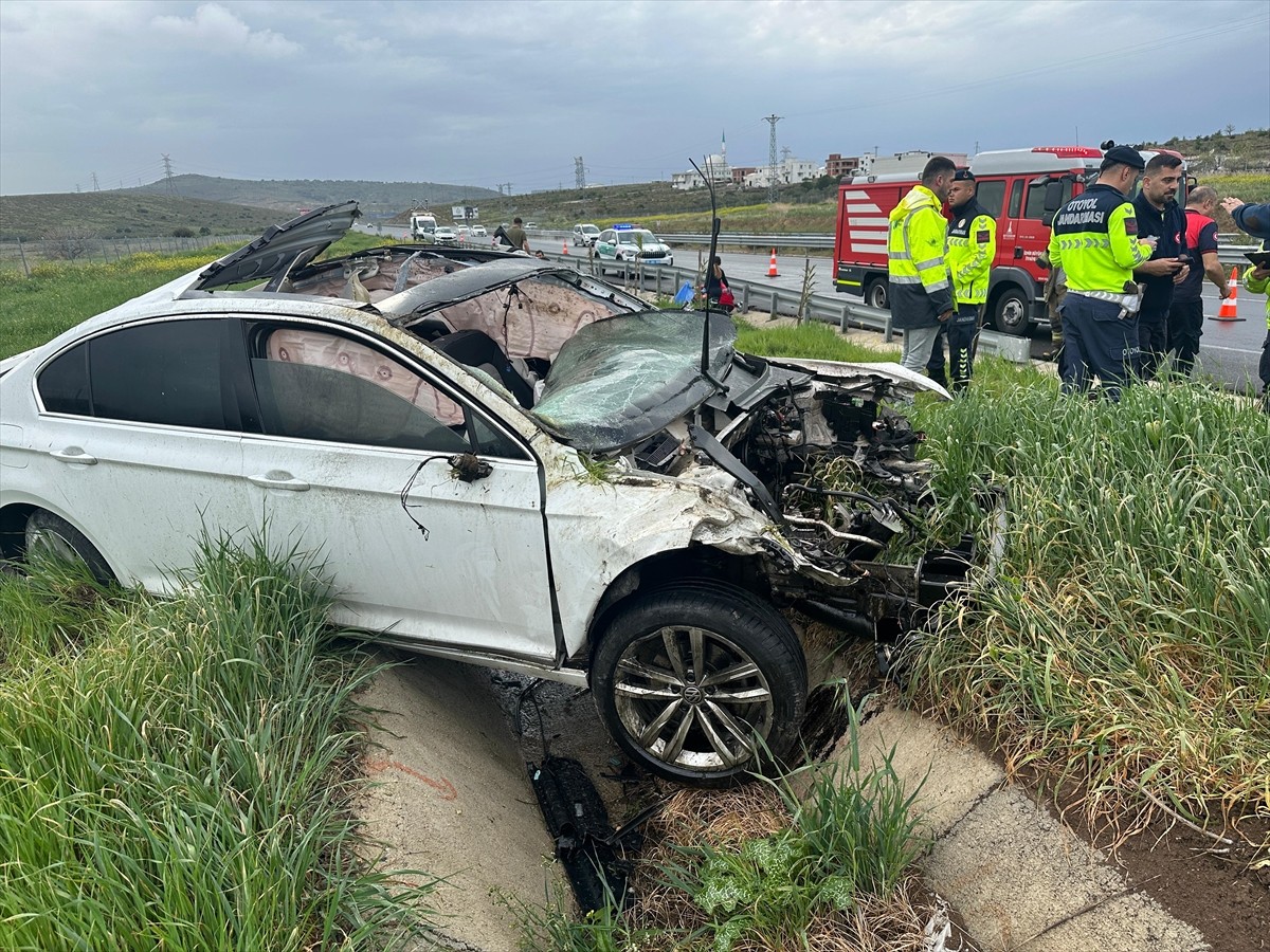 İzmir'in Menemen ilçesinde devrilen otomobilin sürücüsü hayatını kaybetti, 4'ü ağır 5 kişi...