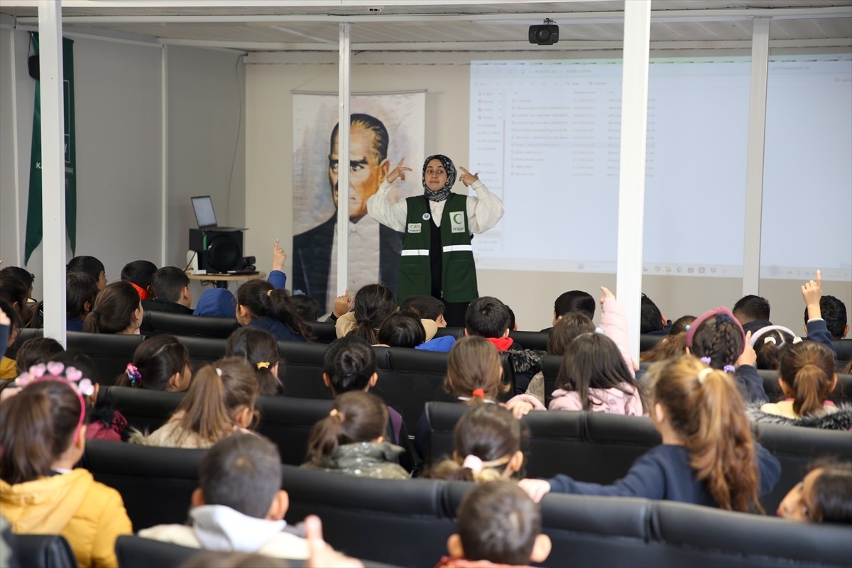 Kahramanmaraş'ta 1-7 Mart Yeşilay Haftası kapsamında, Yeşilay Kahramanmaraş Şubesince Umutkent...