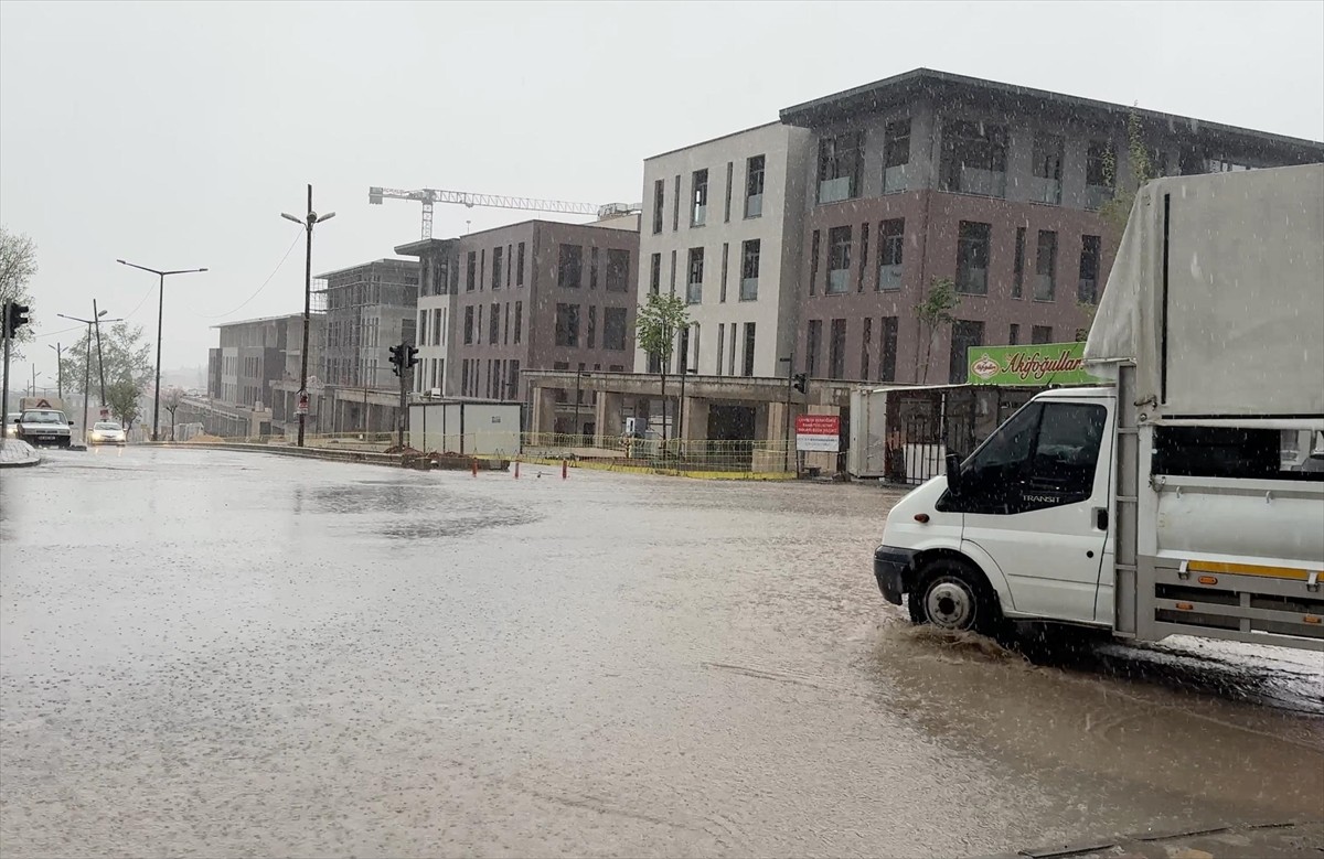 Kahramanmaraş'ta sağanak hayatı olumsuz etkiledi. Merkez Onikişubat ve Dulkadiroğlu ilçelerinde...