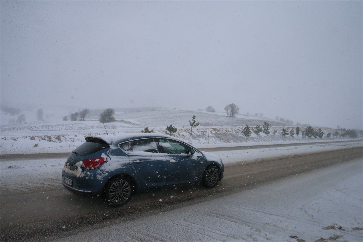  Kar yağışı ve tipinin etkili olduğu Tokat-Sivas kara yolunda sürücüler dikkatli ilerliyor.