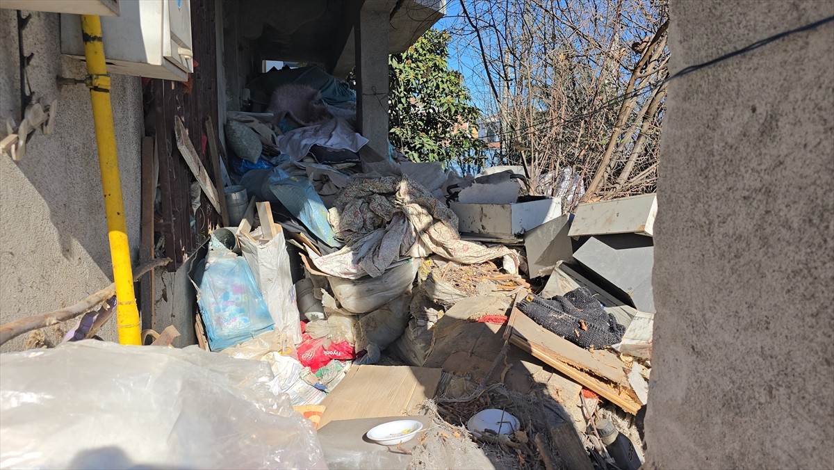 Karabük'te 1 kamyon çöp çıkarılan ev ve bahçe, belediye ekiplerince temizlendi.