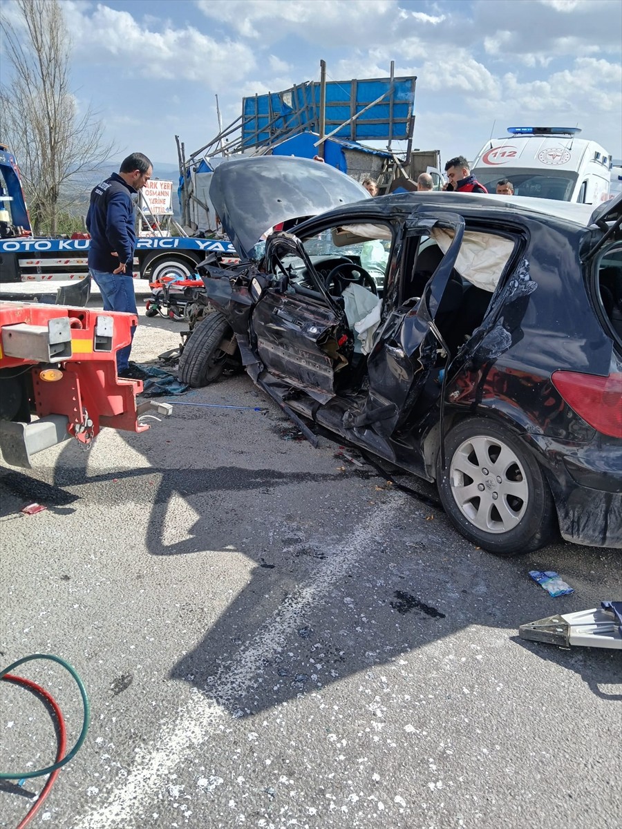 Karabük'ün Eskipazar ilçesinde park halindeki tıra çarpan otomobildeki 2'si çocuk 5 kişi...