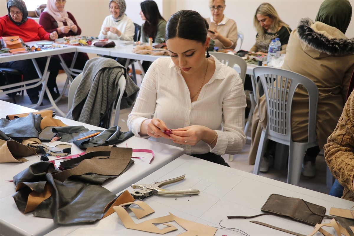 Karabük'ün Safranbolu ilçesinde düzenlenen çalıştayda unutulmaya yüz tutmuş dericilik kültürünün...