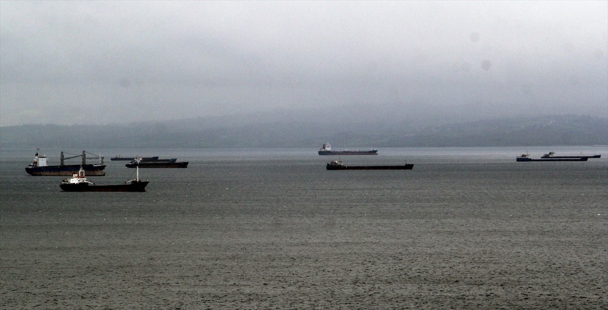 Karadeniz'de beklenen fırtına nedeniyle, uluslararası taşımacılık yapan yük gemileri Sinop'un...