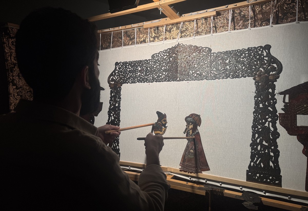 Karagöz sanatının kadim oyunlarından "Salıncak Oyunu", Üsküdar Baraka Sanat ve Kahve'de...