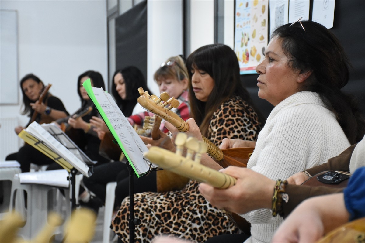 Karaman'da düzenlenen bağlama kursuna katılan ev hanımları, günün stresini kursta hem çalıp hem...