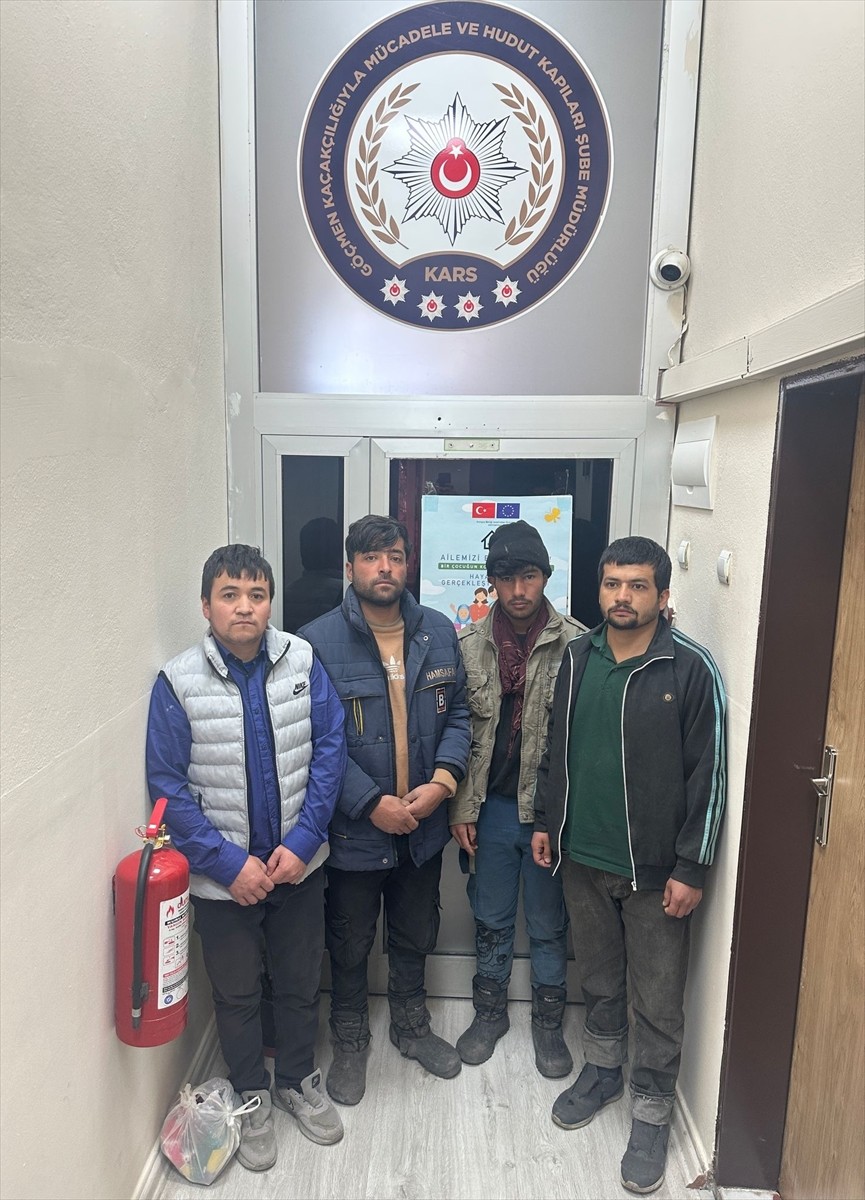 Kars'ta yasa dışı yollarla yurda giren ve bazılarında sahte pasaport bulunan 6 düzensiz göçmen...