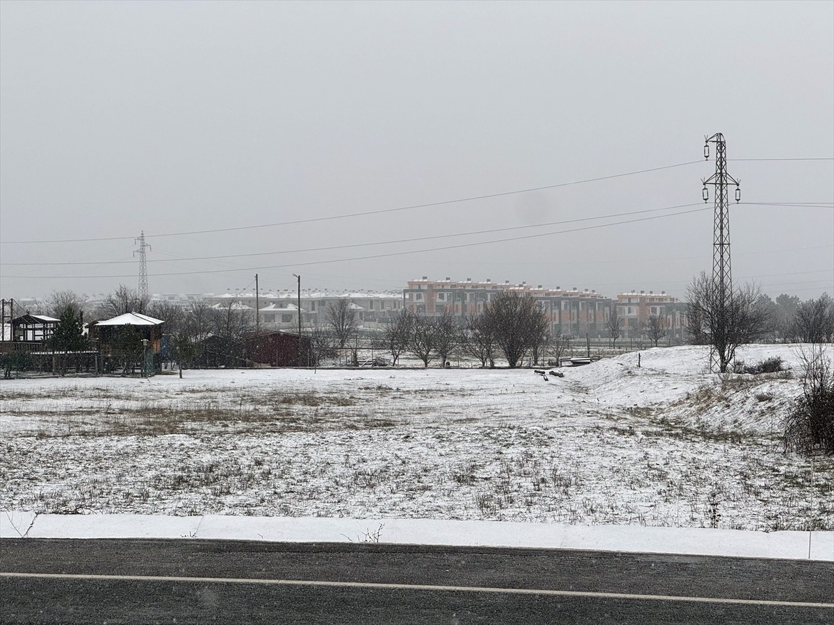Kastamonu'da kent merkezi ile yüksek kesimlerde kar yağışı etkili oluyor. Karın ardından yeşil...