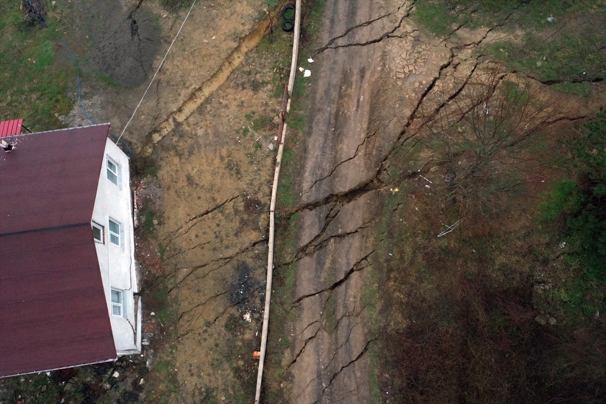 Kastamonu'nun Çatalzeytin ilçesinde heyelan nedeniyle 2 ev zarar gördü, yolda çökmeler meydana...