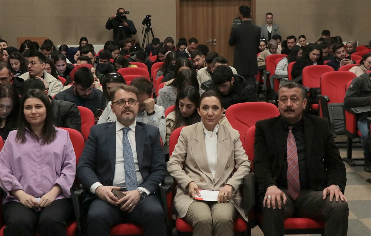 Kayseri'de, Aile ve Sosyal Hizmetler Bakanlığınca aile kurma yolunda ilk adımı atan gençlere 150...