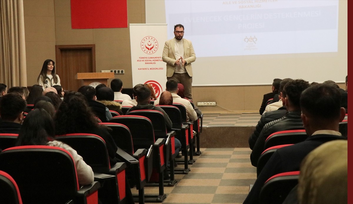 Kayseri'de, Aile ve Sosyal Hizmetler Bakanlığınca aile kurma yolunda ilk adımı atan gençlere 150...