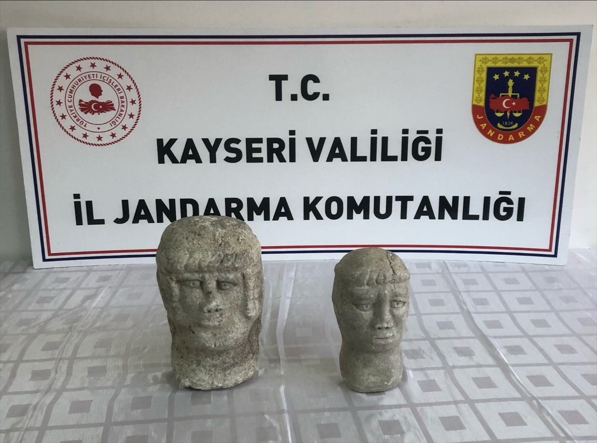 Kayseri'nin Kocasinan ilçesinde, Bizans ve Roma dönemine ait olduğu değerlendirilen 2 heykel ele...