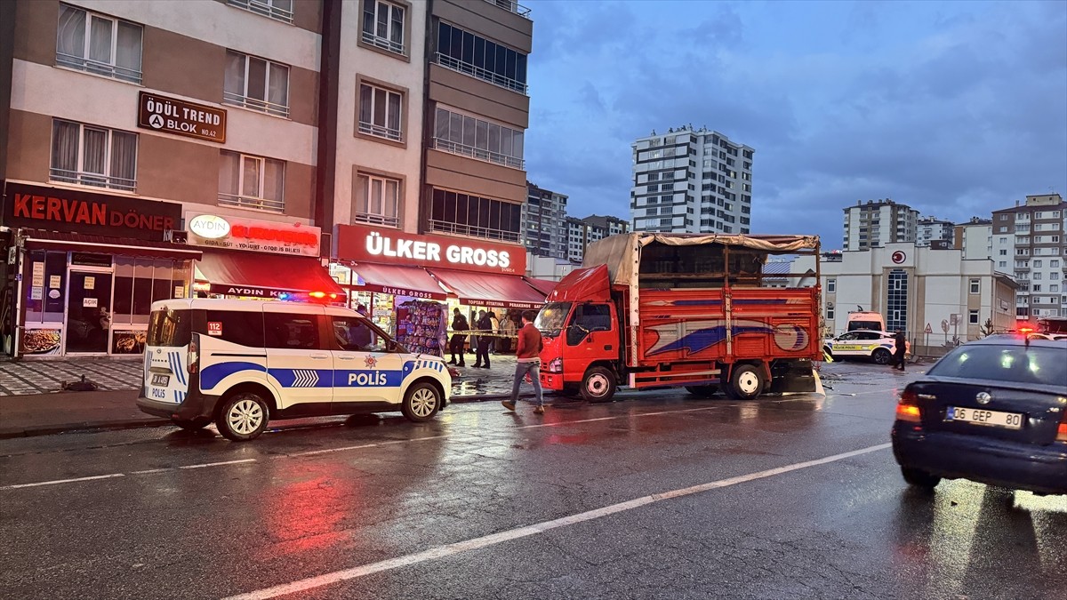 Kayseri'nin Melikgazi ilçesinde park halindeki kamyona çarpan otomobilin sürücüsü hayatını...