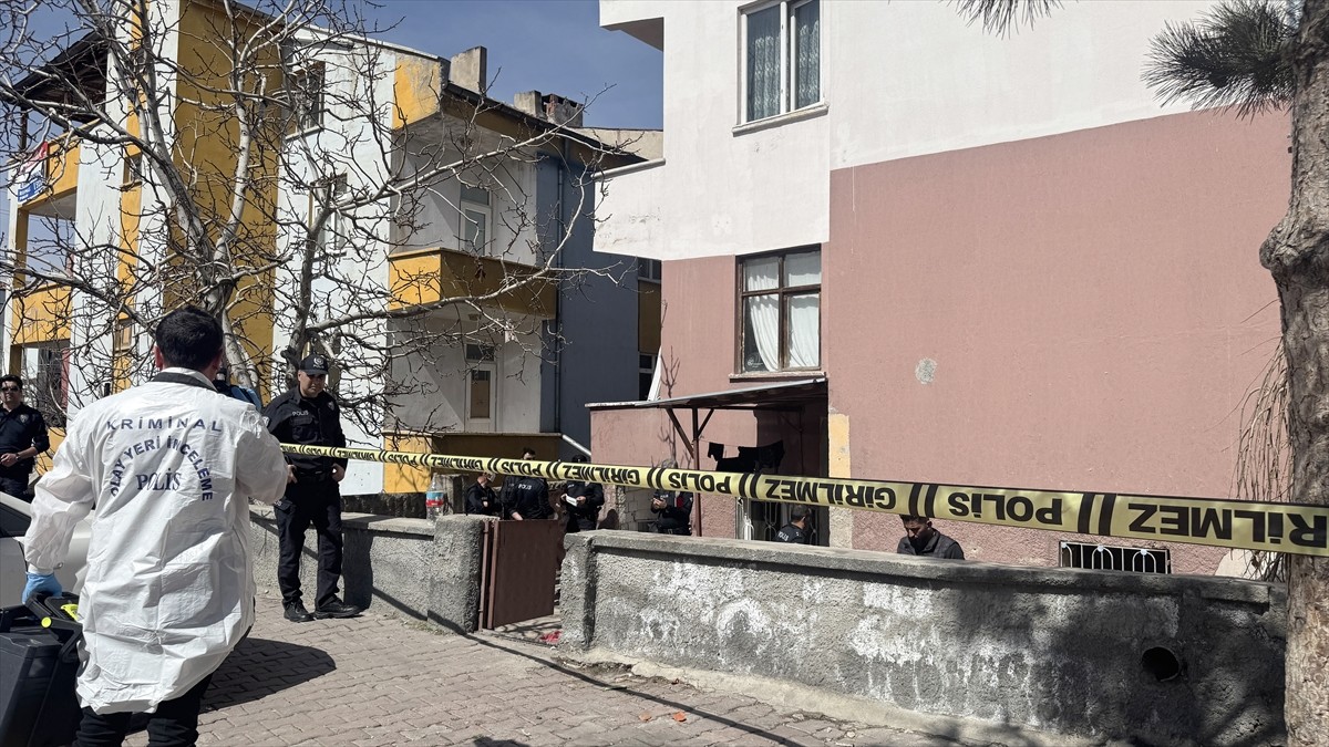 Kayseri'nin Melikgazi ilçesinde sobadan sızan karbonmonoksit gazından zehirlenen yabancı uyruklu...