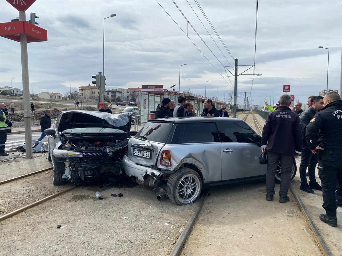 Kayseri'nin merkez Melikgazi ilçesinde iki otomobilin çarpışması sonucu yaralanan 3 kişi tedavi...