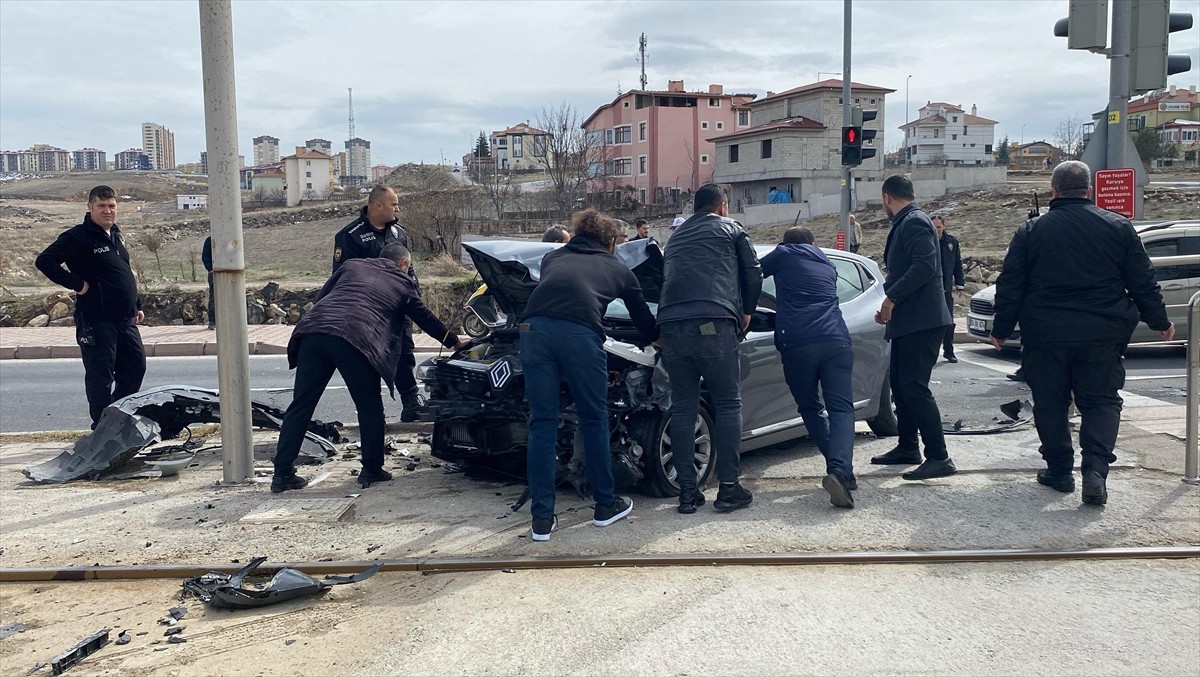 Kayseri'nin merkez Melikgazi ilçesinde iki otomobilin çarpışması sonucu yaralanan 3 kişi tedavi...