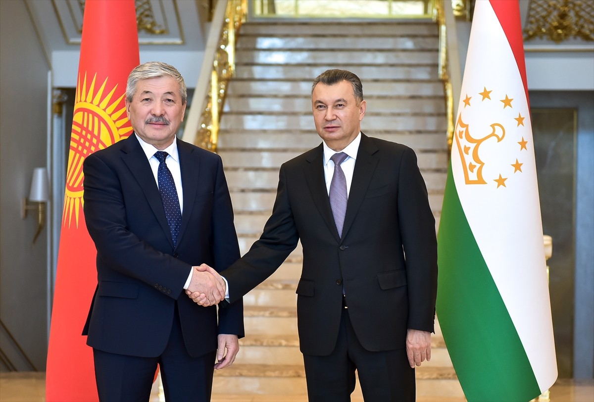 Kırgızistan Bakanlar Kurulu Başkanı Adılbek Kasımaliyev (solda), Tacikistan Başbakanı Kohir...