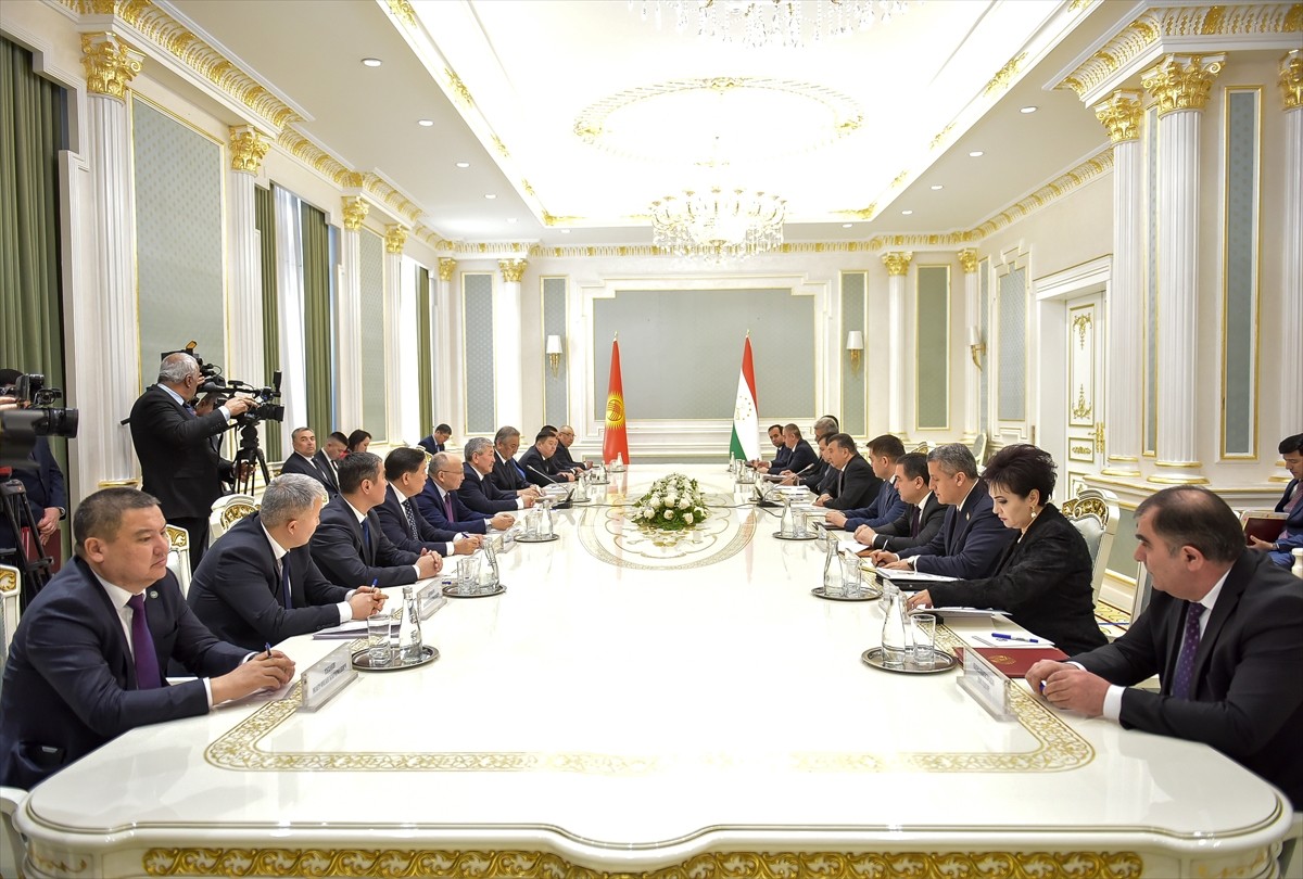 Kırgızistan Bakanlar Kurulu Başkanı Adılbek Kasımaliyev (solda), Tacikistan Başbakanı Kohir...