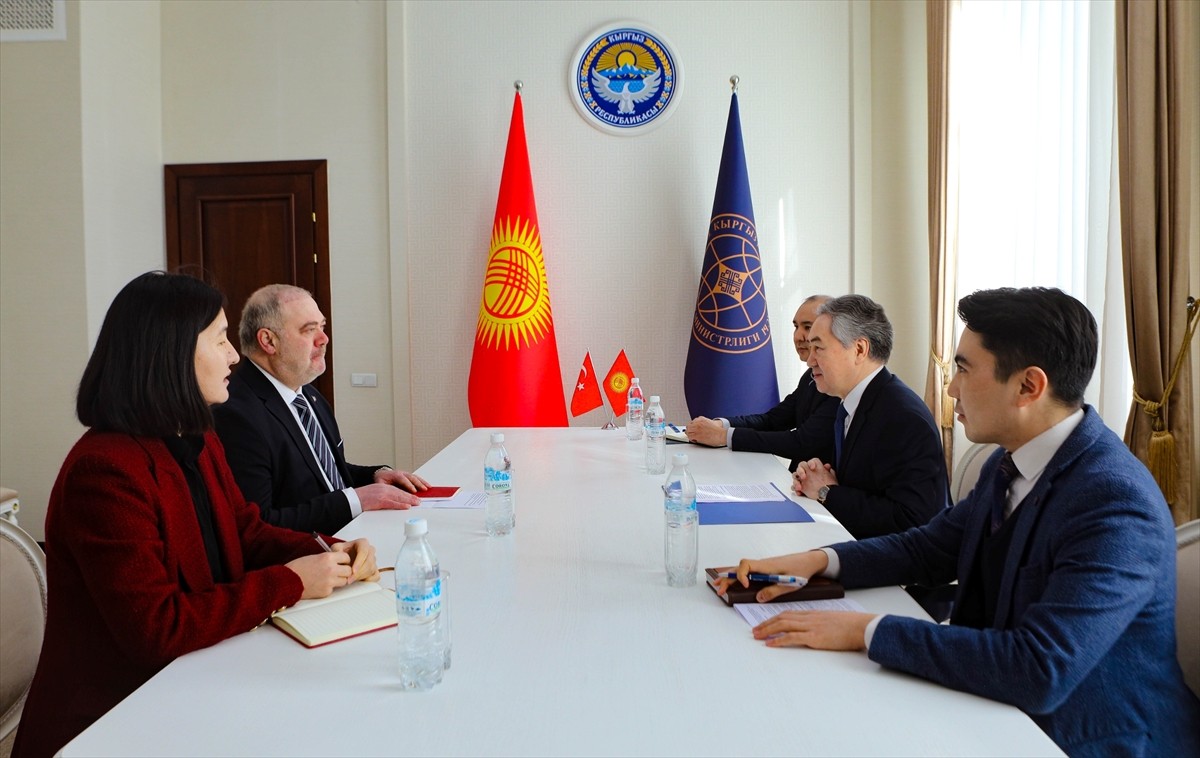 Kırgızistan Dışişleri Bakanı Ceenbek Kulubayev (sağda), Türkiye'nin Bişkek Büyükelçisi Ahmet Sadık...