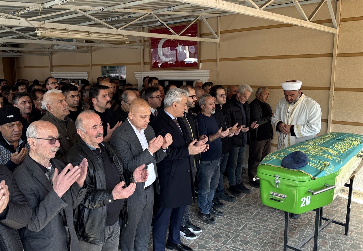 Kırıkkale'de şofbenden sızan gazdan zehirlenerek yaşamını yitiren baba ve kızının cenazesi toprağa...