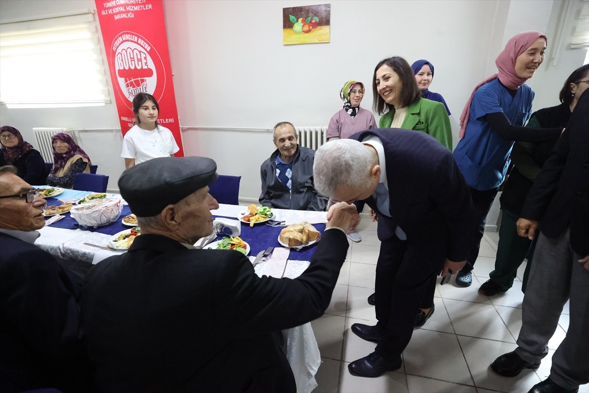 Kırklareli'nde, Ramazan Bayramı dolayısıyla "Nesiller Buluşuyor" programı düzenlendi. Vali Uğur...