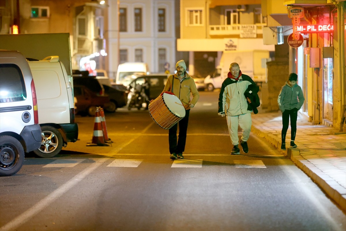 Kırklareli'nde ramazan davulcuları sahur mesailerine başladı. Kentteki davulcular iki kişilik...
