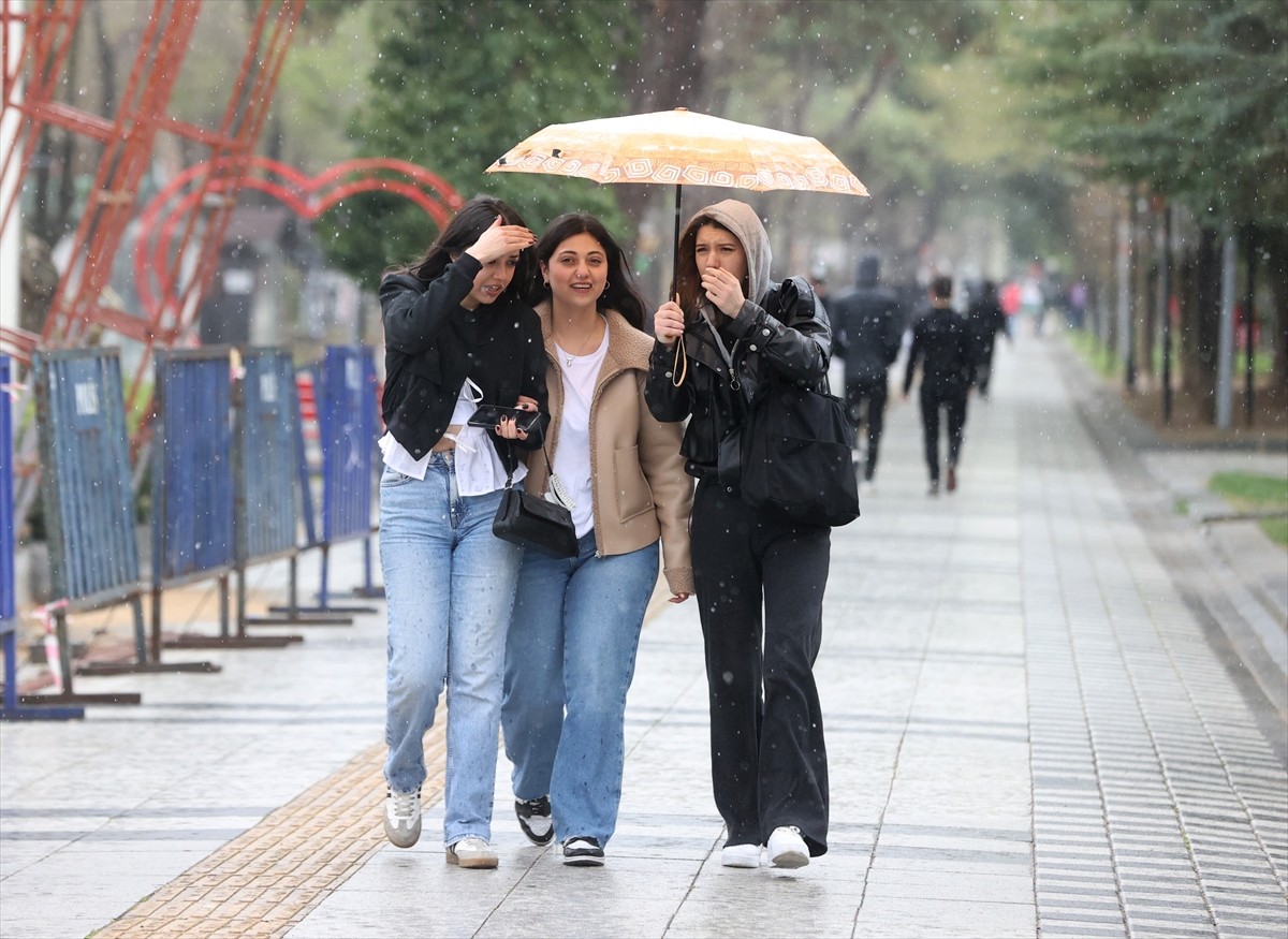 Kırklareli'nde sağanak hayatı olumsuz etkiledi. Kentte öğleden sonra başlayan sağanak zaman zaman...