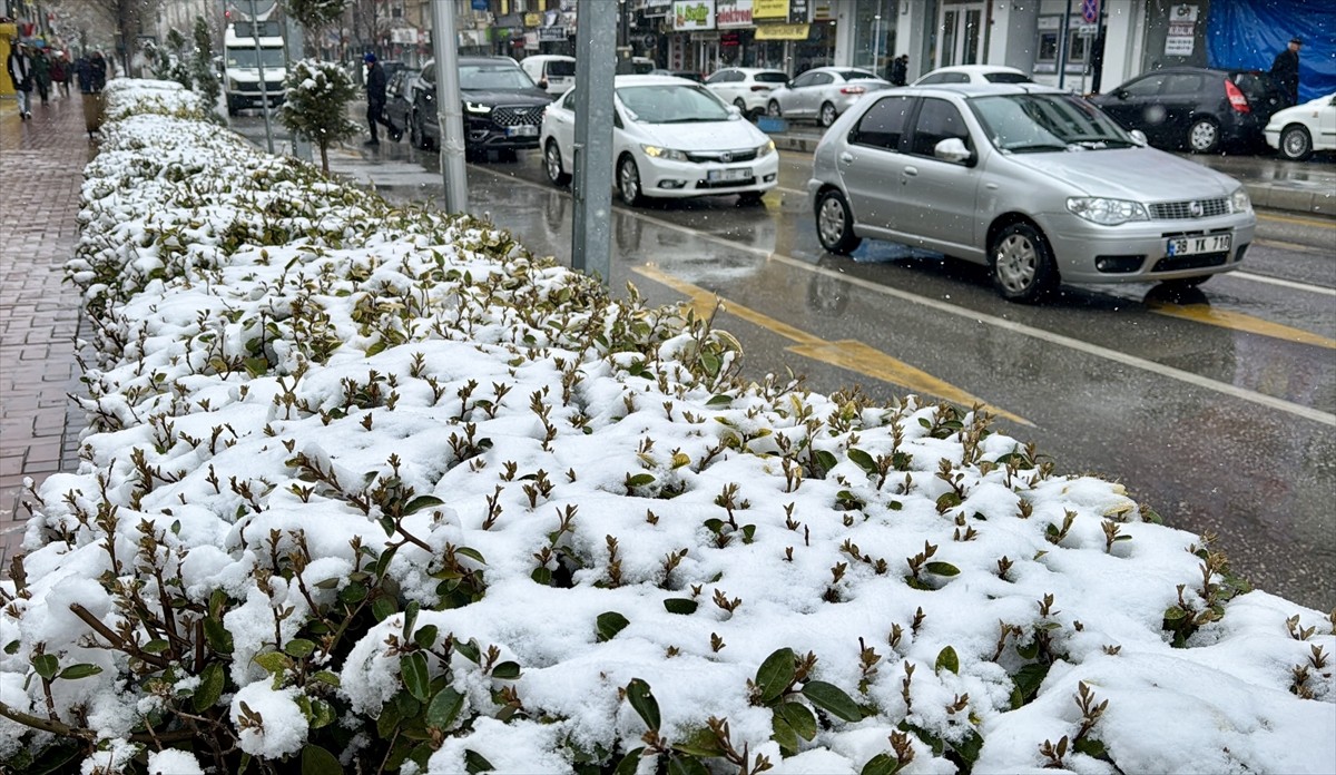 Kırşehir’de sabah saatlerinde başlayan kar yağışı etkisini sürdürüyor.