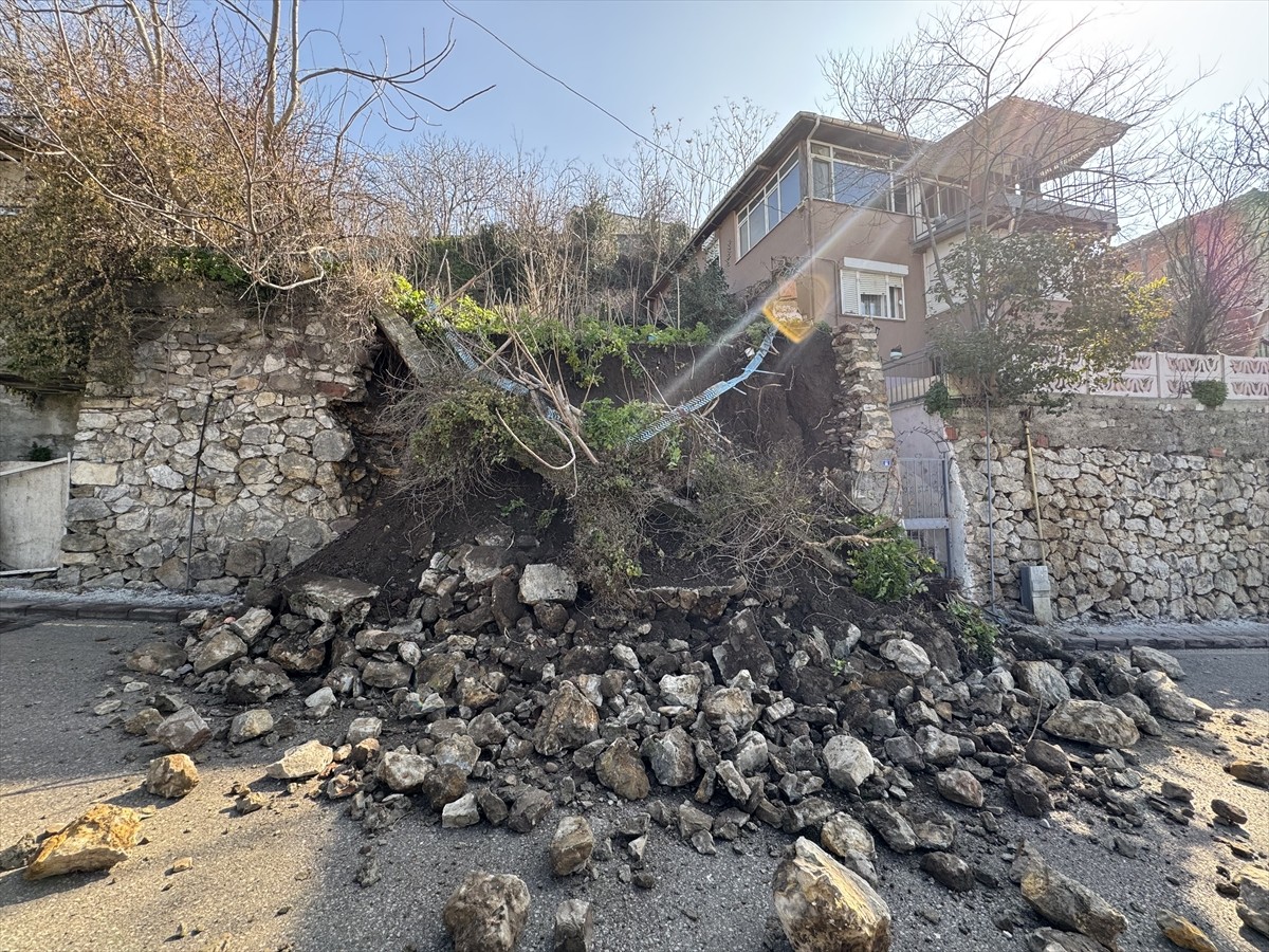 Kocaeli'de istinat duvarının çökmesi sonucu 3 katlı bina tedbir amaçlı tahliye edildi, cadde...