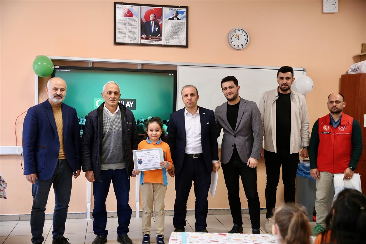 Kocaeli'nin Gebze ilçesinde Yeşilay tarafından başlatılan "Yakınımda Sigara İstemiyorum"...