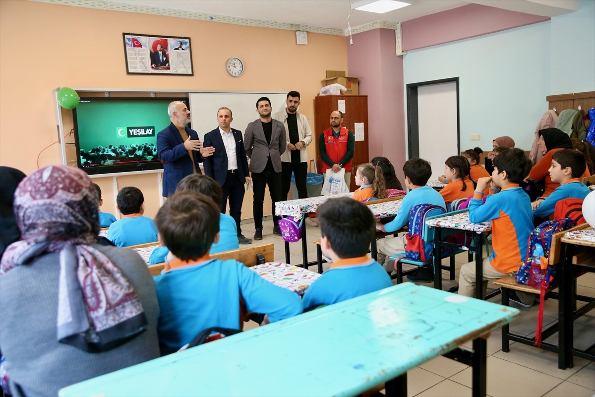 Kocaeli'nin Gebze ilçesinde Yeşilay tarafından başlatılan "Yakınımda Sigara İstemiyorum"...