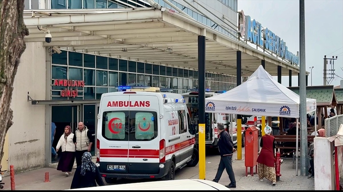 Kocaeli'nin Gebze ilçesinde yüksekten düşen işçi ağır yaralandı.