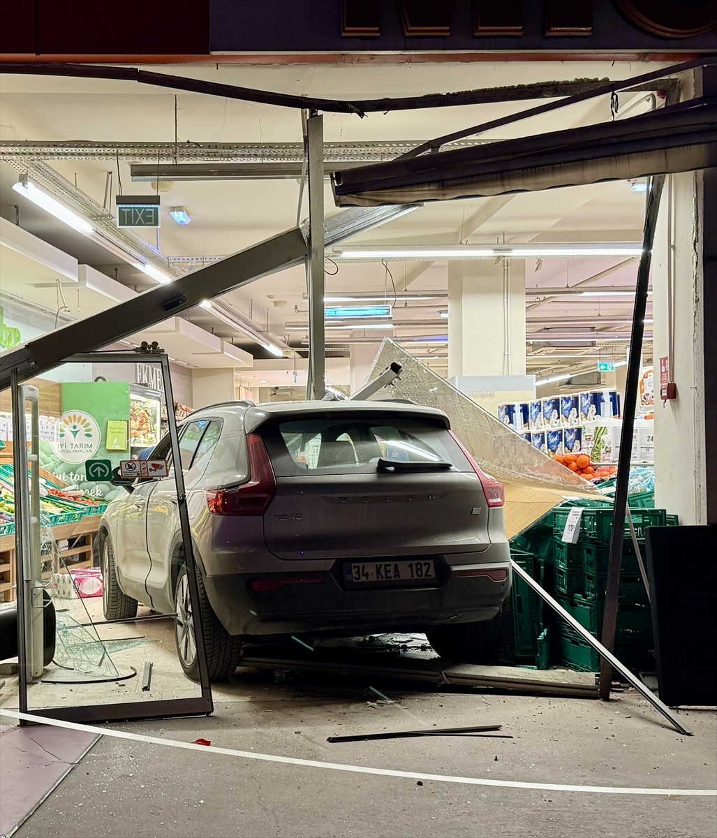 Kocaeli'nin Kartepe ilçesinde, cipin markete girdiği kazada 2 kişi yaralandı.