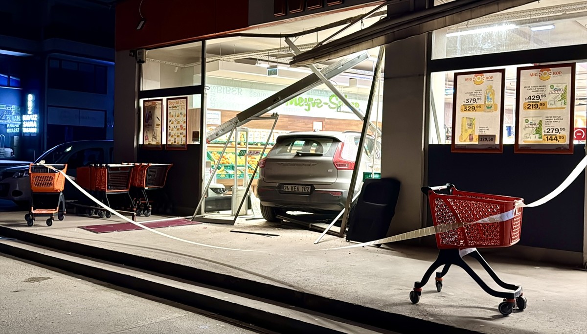 Kocaeli'nin Kartepe ilçesinde, cipin markete girdiği kazada 2 kişi yaralandı.