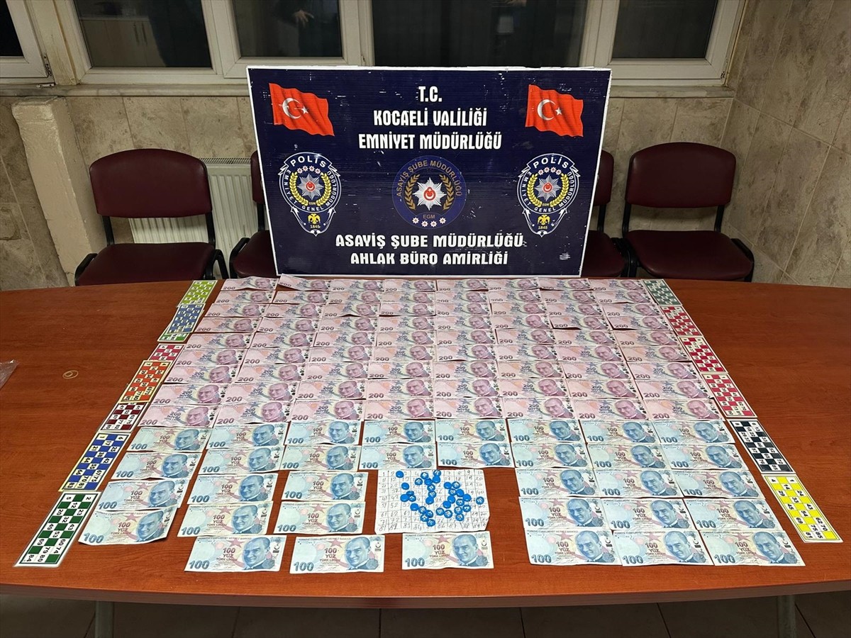 Kocaeli'nin Kartepe ilçesinde kumar oynayan 7 kişiye 64 bin 729 lira ceza uygulandı. Polis...