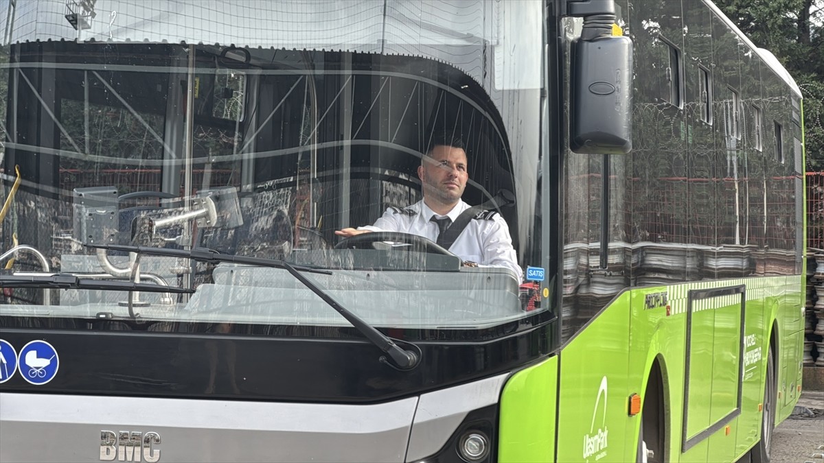 Kocaelispor formasını bir dönem giyen kaleci Samet Han, baba mesleği otobüs şoförlüğünde günlük...