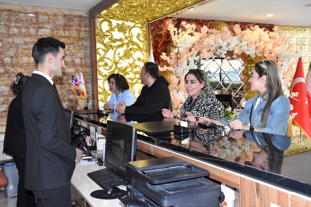 Komşu ülkeyle en uzun sınır hattının bulunduğu Van, Ramazan Bayramı tatili için İran'dan gelen...