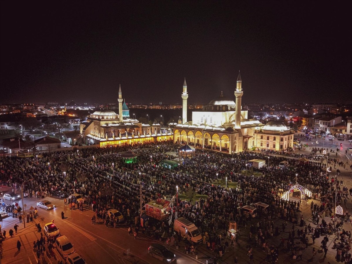 Konya'da vatandaşlar yatsı ezanının okunmasıyla Mevlana Meydanı'ndaki Sultan Selim Camisi ile...