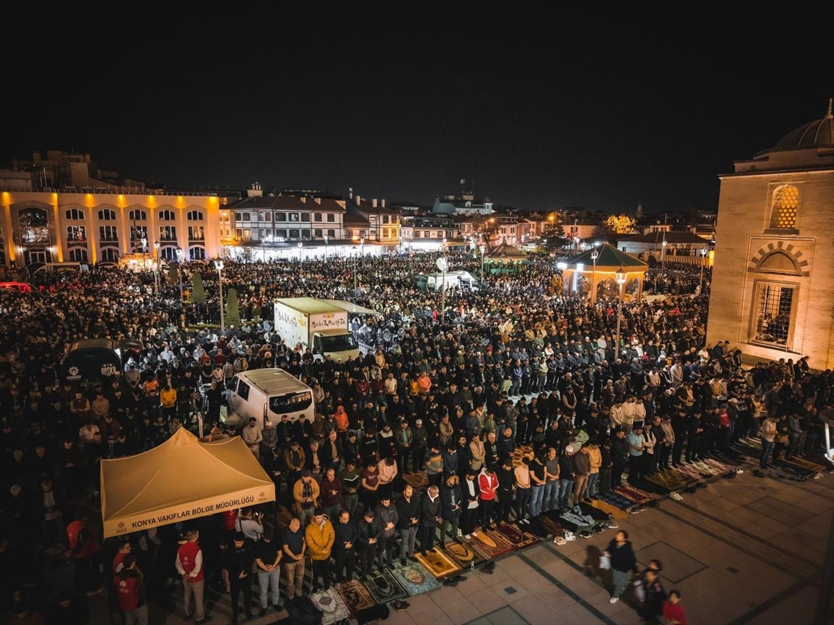 Konya'da vatandaşlar yatsı ezanının okunmasıyla Mevlana Meydanı'ndaki Sultan Selim Camisi ile...