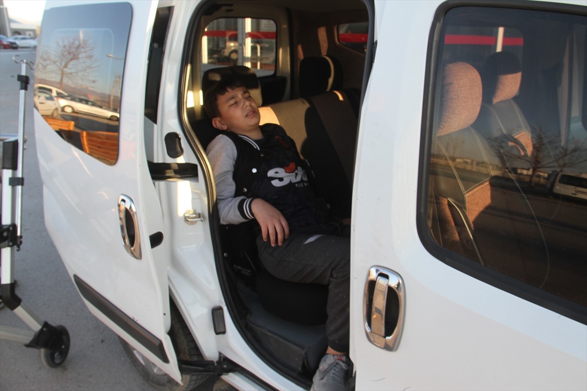 Konya'nın Beyşehir ilçesinde, sahipsiz köpekten kaçarken düşen 13 yaşındaki çocuğun kalça kemiği...