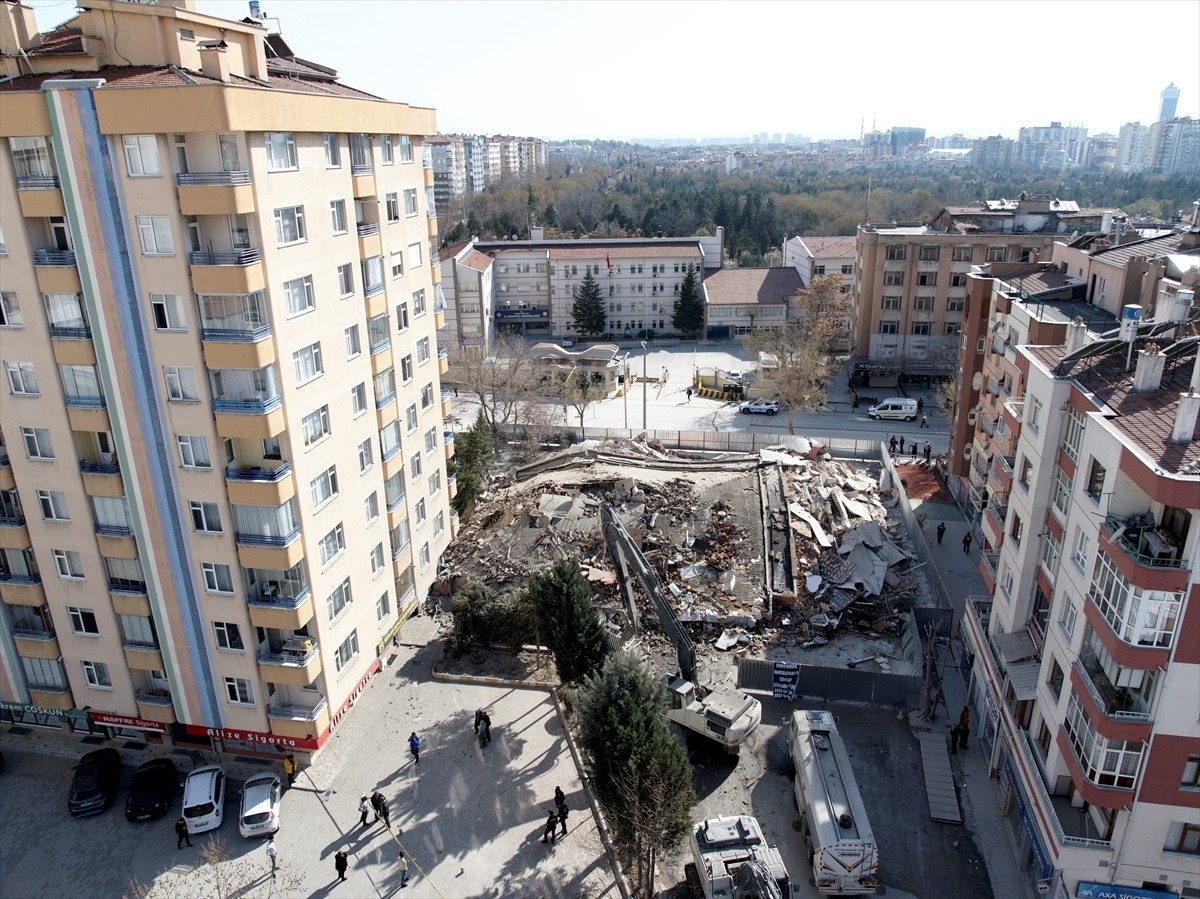 Konya'nın merkez Selçuklu ilçesinde, 6 katlı bina yıkım sırasında çöktü.  