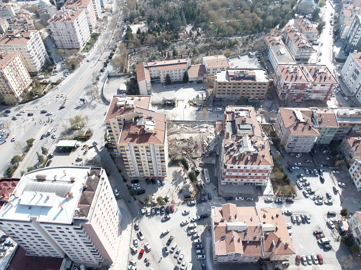 Konya'nın merkez Selçuklu ilçesinde, 6 katlı bina yıkım sırasında çöktü.  