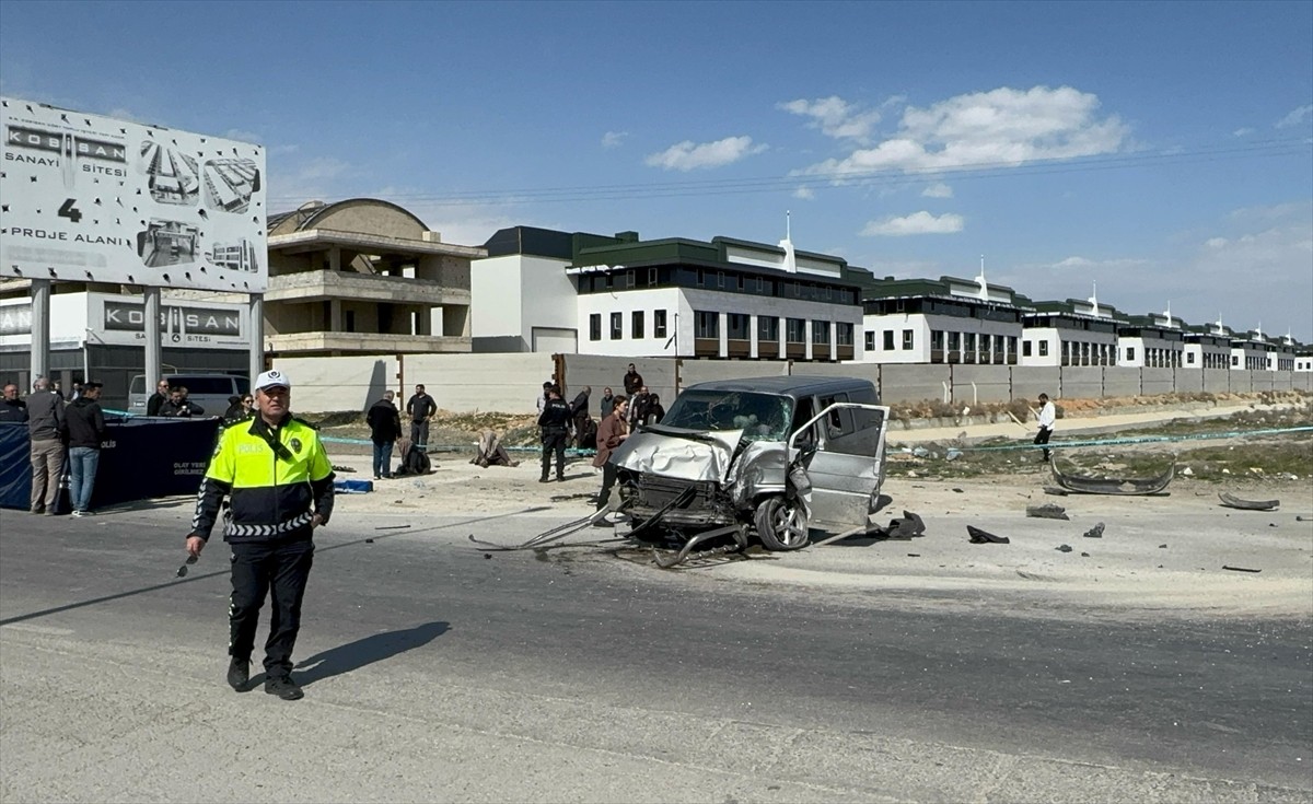 Konya’da tır ile minibüsün çarpışması sonucu 1 kişi yaşamını yitirdi, 4 kişi...